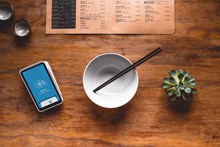 日常餐桌碗筷摆放高清图片