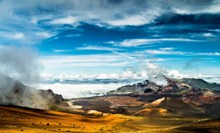 蓝天白云山坡风景高清图