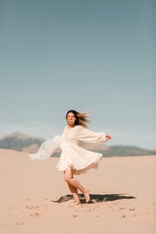个性美女沙漠写真图片素材