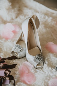新娘白色高跟婚鞋图片素材
