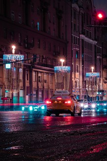 城市夜晚出租车图片