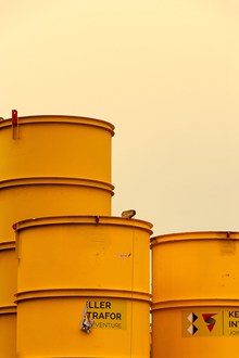 黄色铁油桶高清图