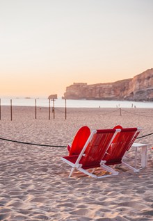 红色沙滩椅高清图片