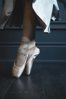 女孩跳芭蕾舞鞋图片素材
