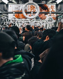 地铁中的拥挤人群图片