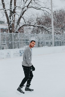 男人冬季户外溜冰图片素材