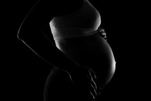 孕妇大肚子黑白特写精美图片