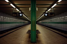地下列车车站站台图片下载