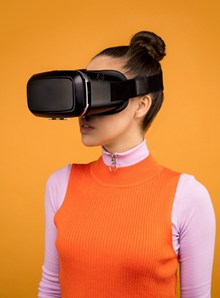 戴着VR眼镜的美女精美图片