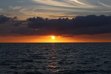 黄昏海面日落风景精美图片