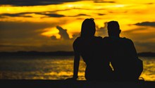 夕阳海滩情侣剪影精美图片
