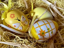 复活节黄色彩绘鸡蛋高清图片