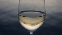 冰镇白葡萄酒高清图片