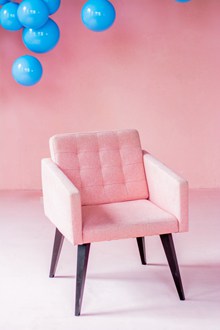 粉色单人休闲靠背椅高清图片