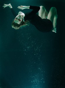 美女艺术写真水下摄影精美图片