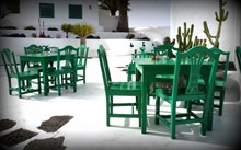 绿色木制餐桌椅组合图片下载