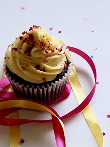 黄色巧克力裱花纸杯蛋糕精美图片