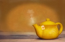黄色陶瓷茶壶高清图片