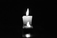 黑夜白蜡烛烛光图片