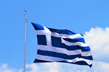 希腊国旗迎风飘扬图片