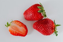 新鲜草莓切片高清图片