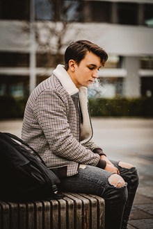年轻男生抽烟 年轻男生抽烟大全图片下载