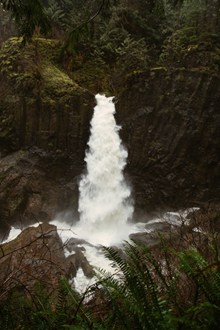 自然瀑布流风景图片素材