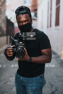 戴口罩的黑人摄影师帅哥图片大全