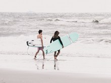 海边冲浪情侣图片下载