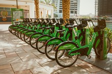 绿色的共享单车高清图片