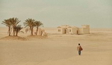 一个人徒步沙漠高清图片