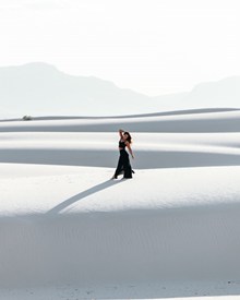 白色沙漠美女人体艺术摄影图片