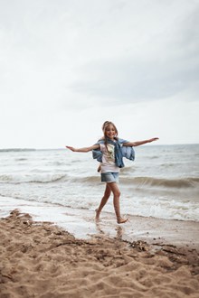 小女孩海边踏浪高清图