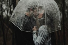 伞下激吻情侣高清图
