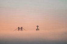 晨雾笼罩中的吊桥图片下载