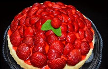 鲜红草莓蛋糕图片素材