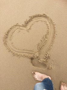 沙滩画出爱心精美图片