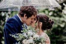 雨中情侣浪漫接吻精美图片
