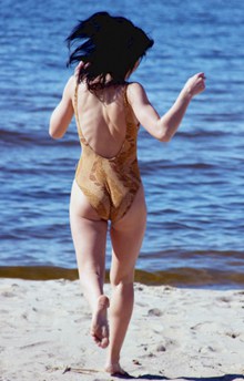 海边泳装美女人体艺术摄影图片