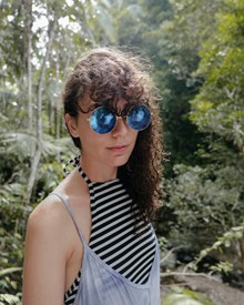 热带丛林墨镜美女图片素材