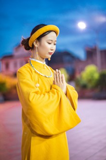 黄色长袍衫美女祈福图片素材