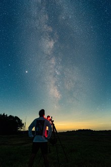 天文望远镜观察星空高清图片