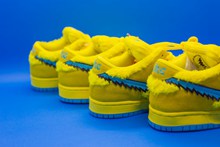 黄色运动鞋高清图片