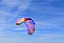 彩色滑翔伞降落图片下载