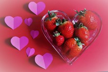 爱心包装草莓高清图片