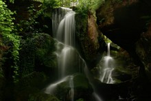 山林岩石瀑布流精美图片