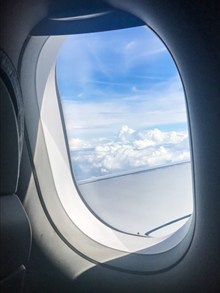 飞机上的窗户外风景图片素材