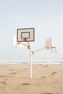 沙滩上的篮球框图片素材
