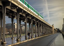 城市桥上铁轨列车精美图片