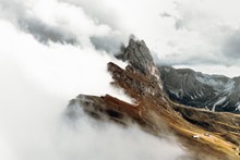 云雾缭绕的山脉精美图片